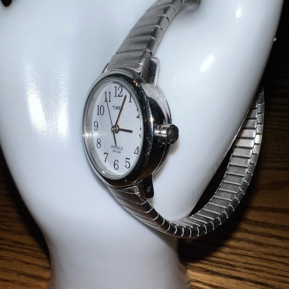 Timex Women’s 30R WM Indiglo Stretch Band Silver Round Watch - Picture 1 of 9